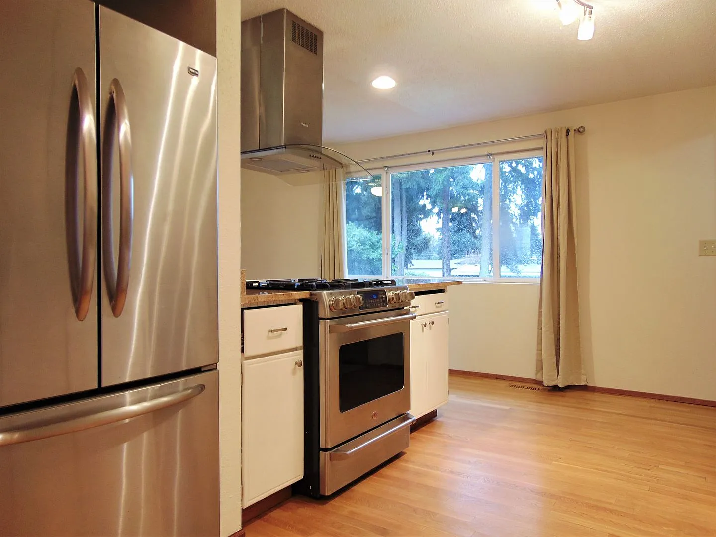 Fantastic 3bd, 1.5ba Rambler Available with Huge Yard! — Photo 4