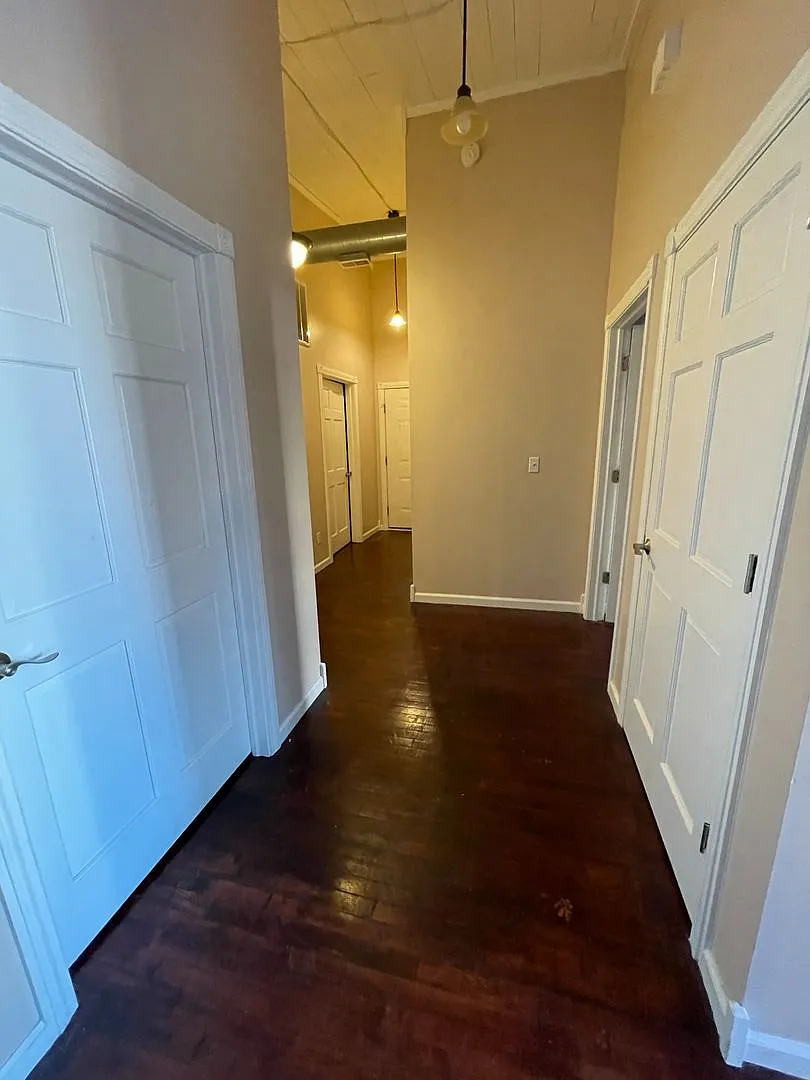 Spacious 2 bed 2 bath industrial style apartment — Photo 3