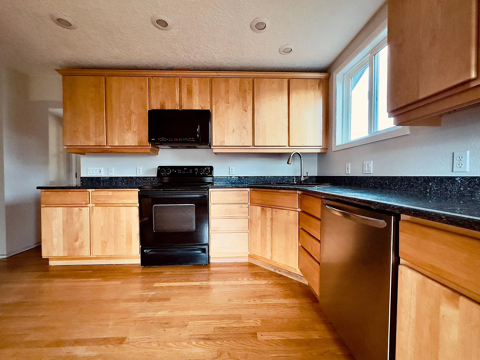 4 bed, 1500 sqft, $2,985 — Photo 3