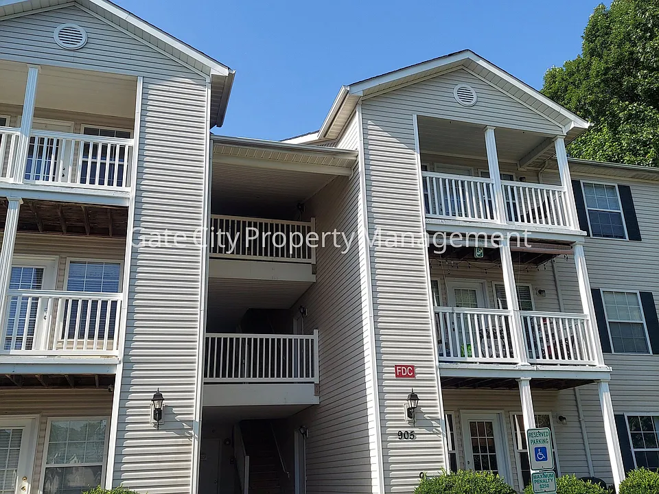 905 Hanahan Ct #1B
