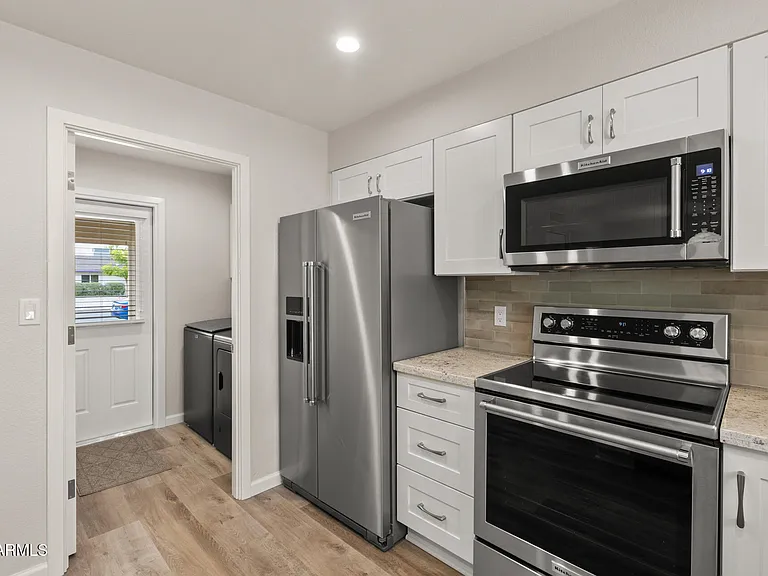 224 E Oxford Dr — Photo 10