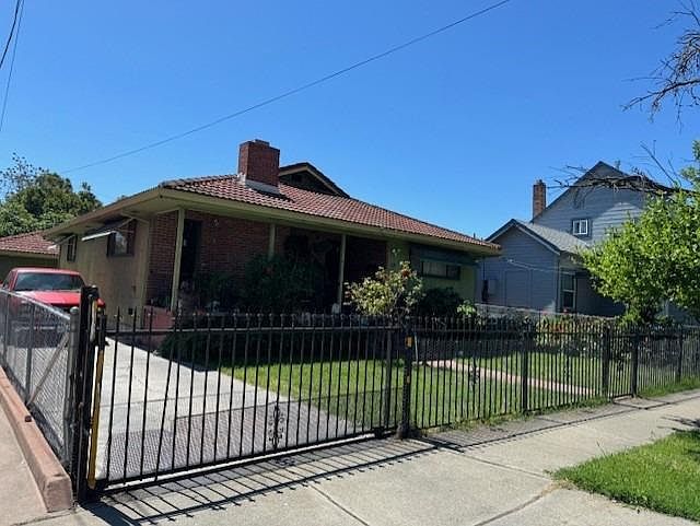 1st image of 224 W Jefferson St