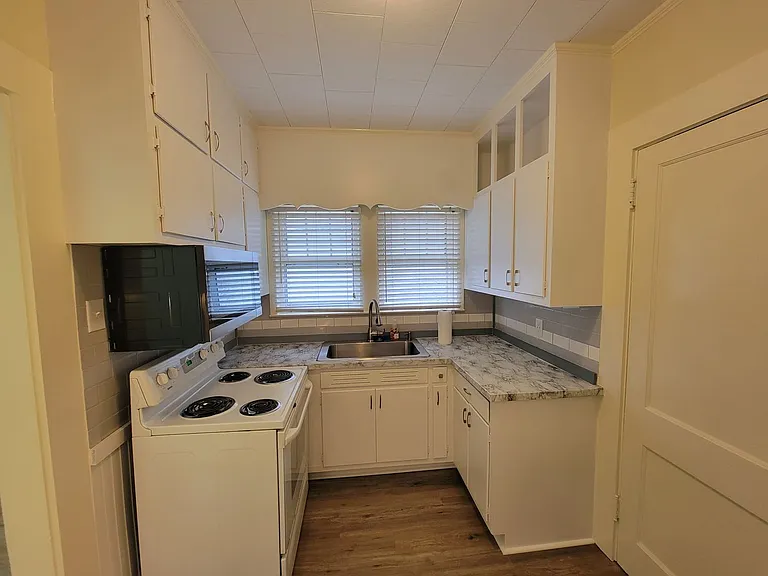 251 Archer St — Photo 12