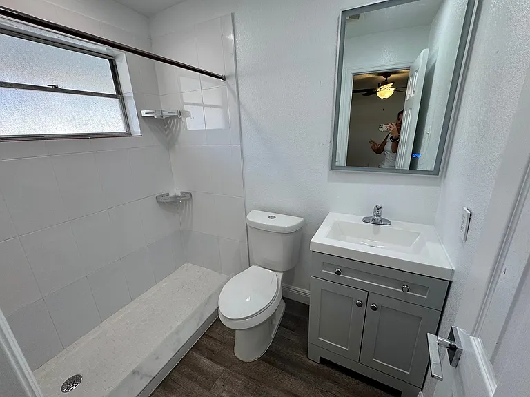 100 SW 9th St #B — Photo 11