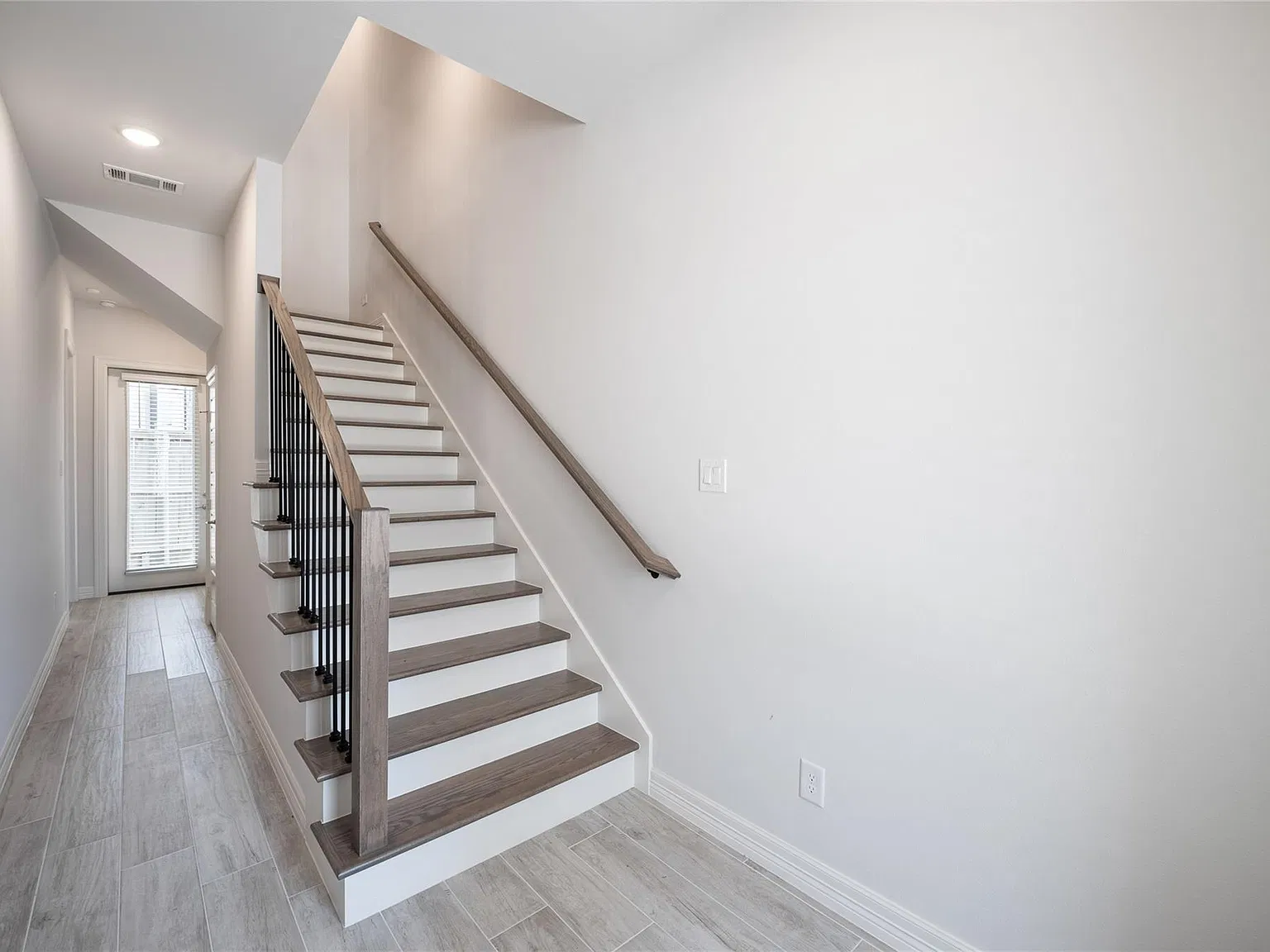 3 bed, 3.5 bath, 2756 sqft, $3,400 — Photo 3
