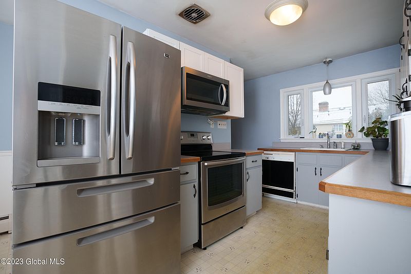 3rd image of 7 Fernwood Drive