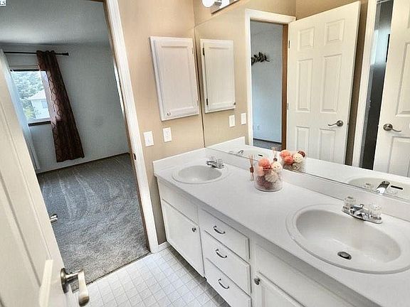 5th image of 172 Newhaven Pl