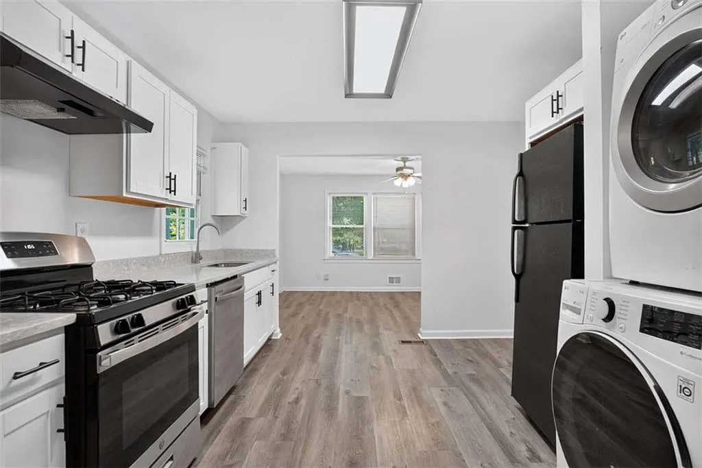 3 bed, 2.0 bath, 1196 sqft, $2,240 — Photo 4