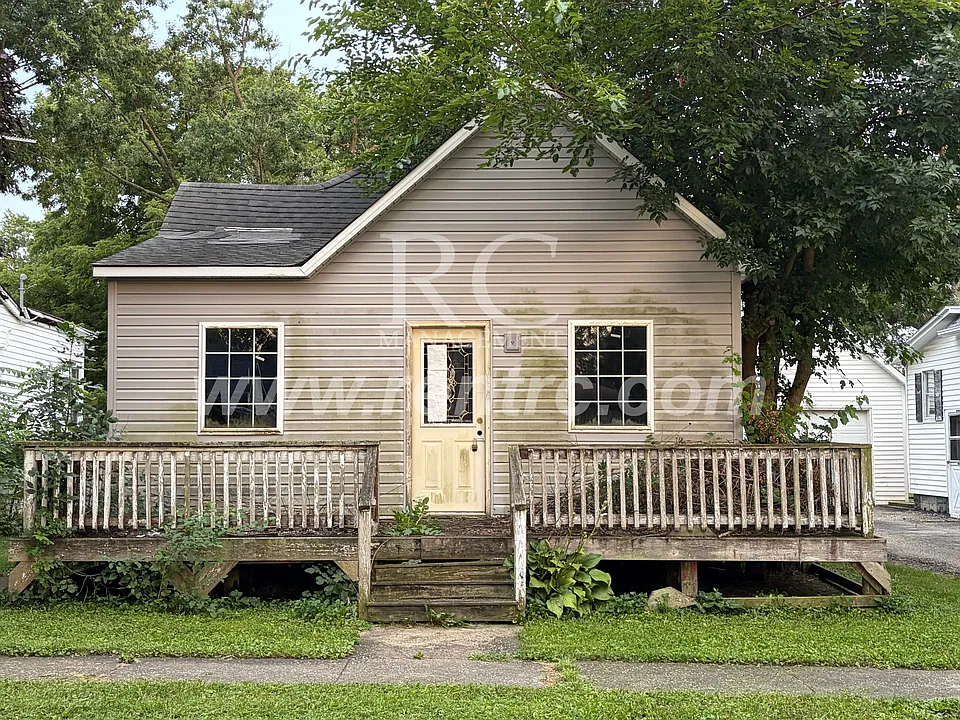 719 E McCracken Ave