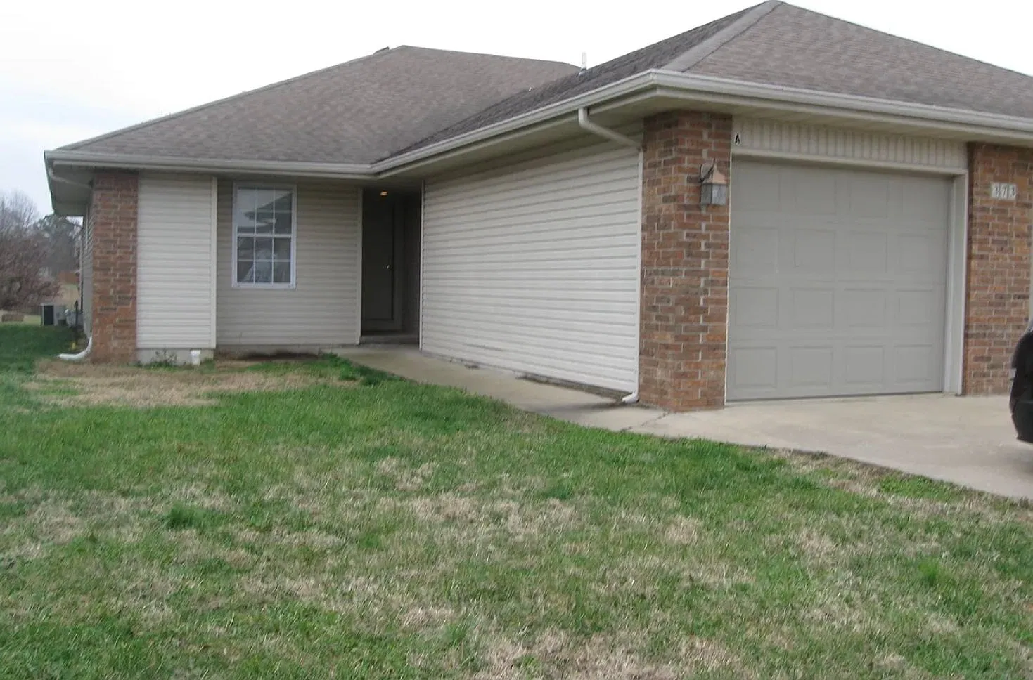 Updated 2 bed 2 bath duplex in Fordland! Available now! — Photo 1