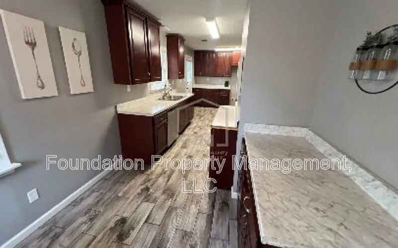 5 bed, 2.0 bath, 3231 sqft, $2,100 — Photo 4