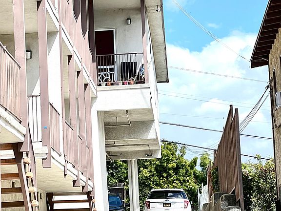 2nd image of 994 Everett St APT 8