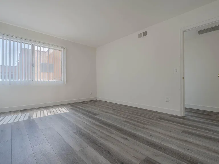 Roscoe Apartments — Photo 5