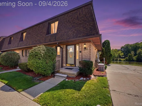 25200 Quarterdeck St, Harrison Township, MI 48045