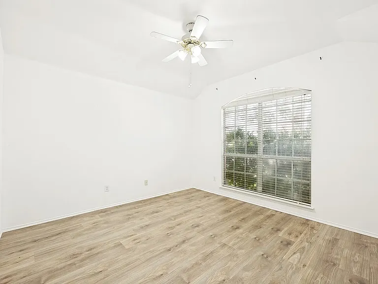 202 Trenton Dr — Photo 6