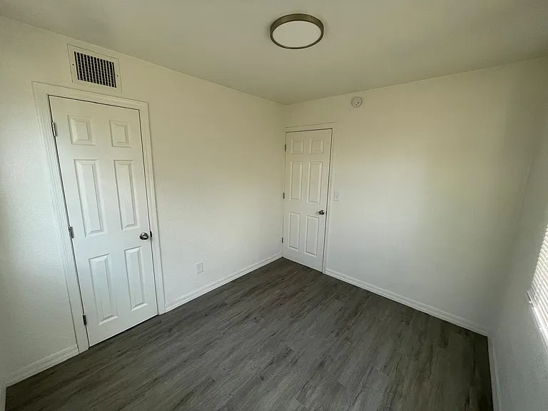 2337 S Walnut Ave — Photo 18