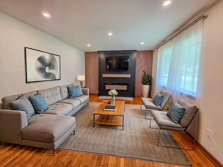 1323 Lincoln Way — Photo 6