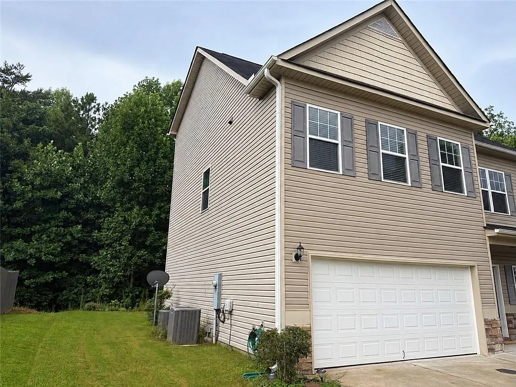 4 bed, 3.5 bath, 2407 sqft, $2,300 — Photo 3