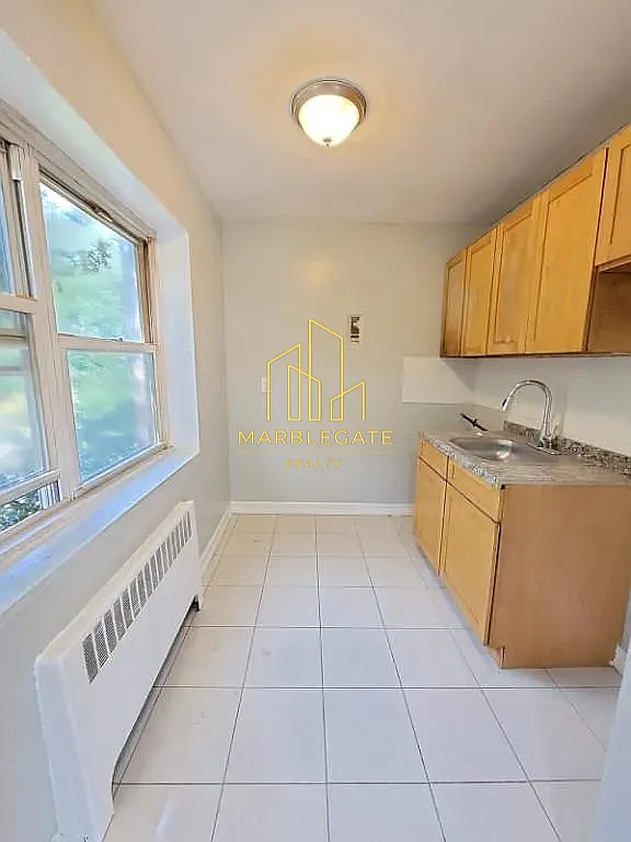 Building Photo - 595-594 Elizabeth Ave #33E