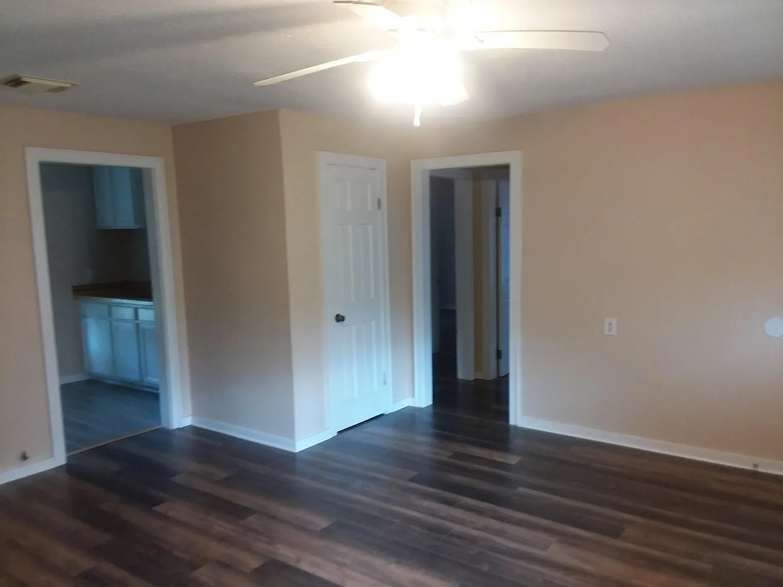 3 bed, 1.0 bath, 1170 sqft, $1,300 — Photo 2
