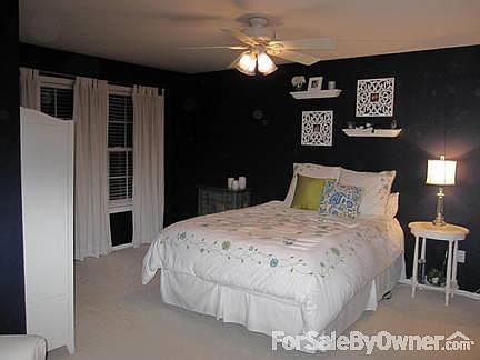 2nd bedroom w/ walk-in closet