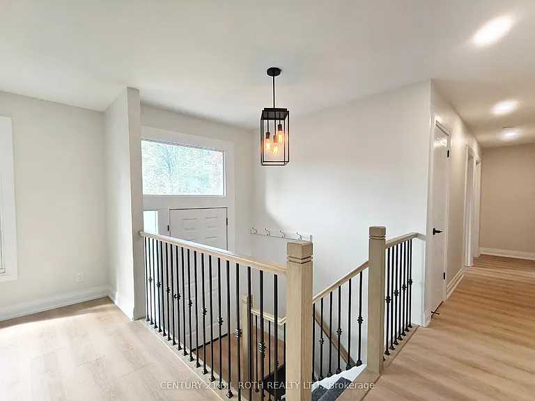 698 Burton Dr — Photo 2
