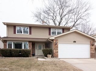 841 Papoose Ct, Carol Stream, IL 60188