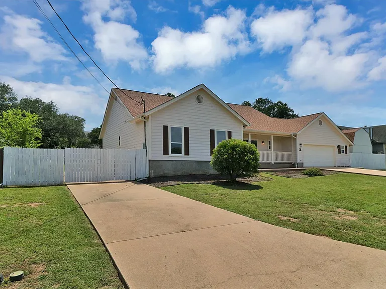 203 Dunkeld Dr — Photo 3