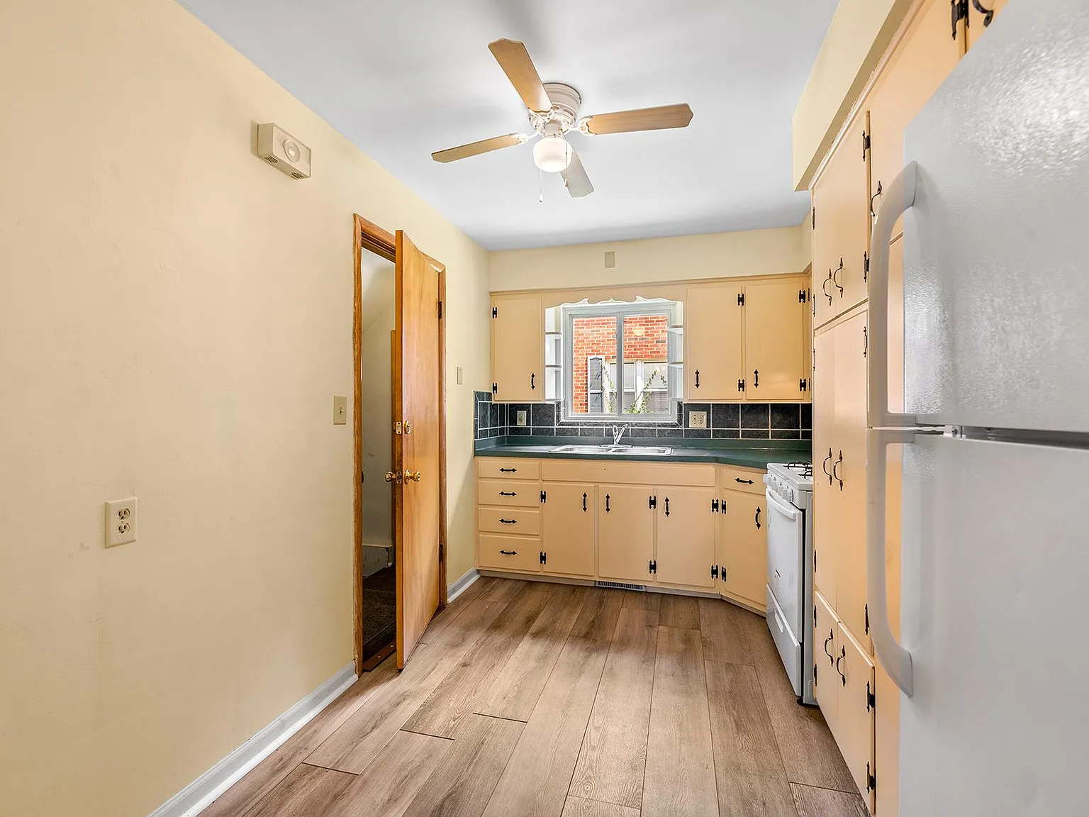 3 bed, 2.5 bath, 1100 sqft, $1,100 — Photo 4