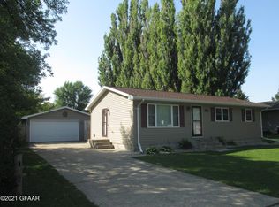 1105 28th Ave S, Grand Forks, ND 58201