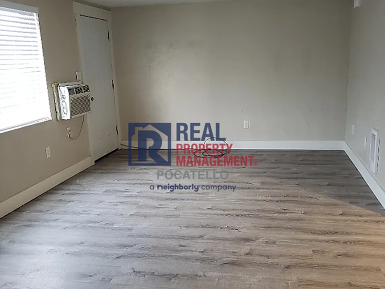 1255 S 5th Ave — Photo 3