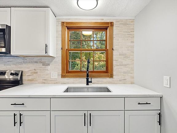 5th image of 141 New Ludlow Rd