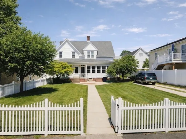 24 Carleton St, Revere, MA 02151