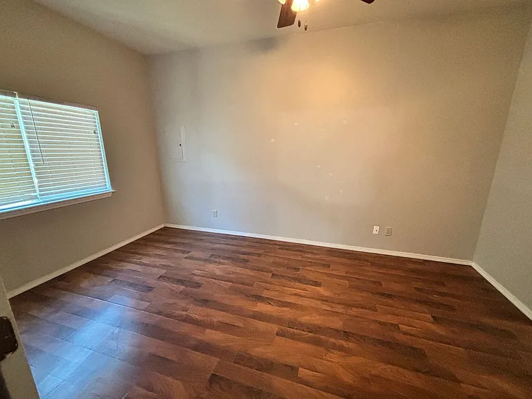 105 W Hurd St — Photo 4