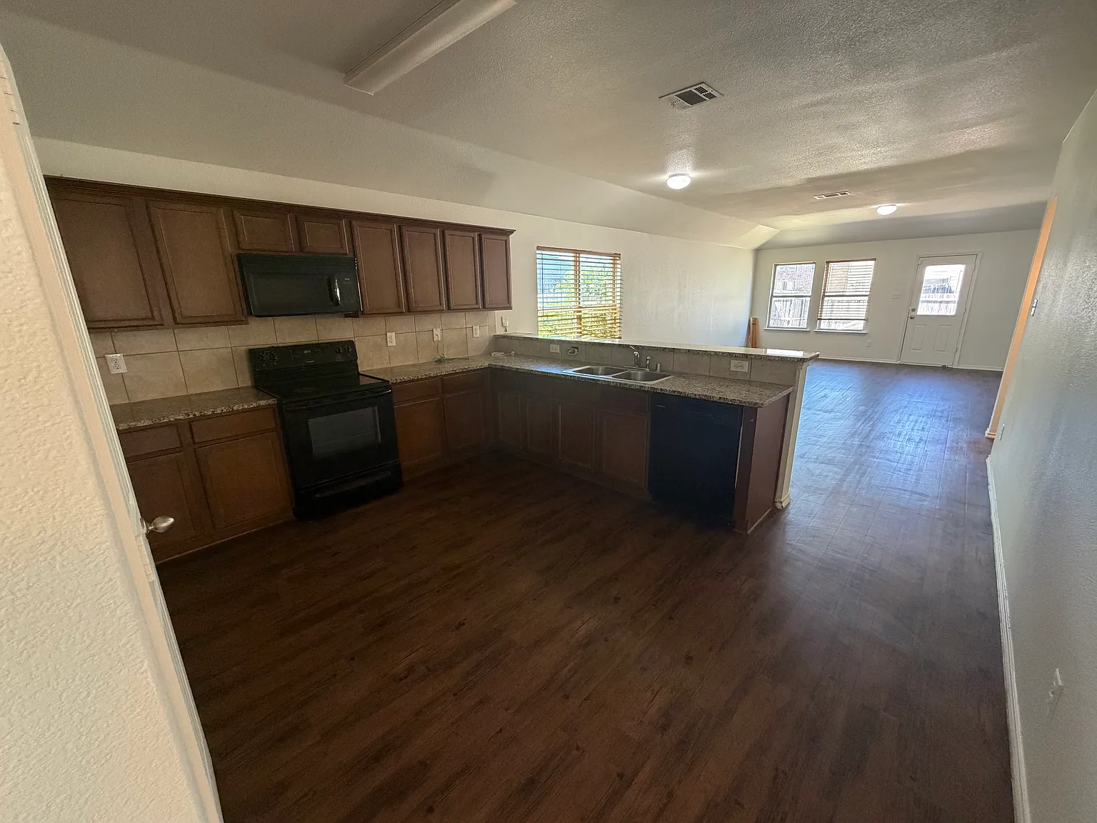 4 bed, 2124 sqft, $2,500 — Photo 4
