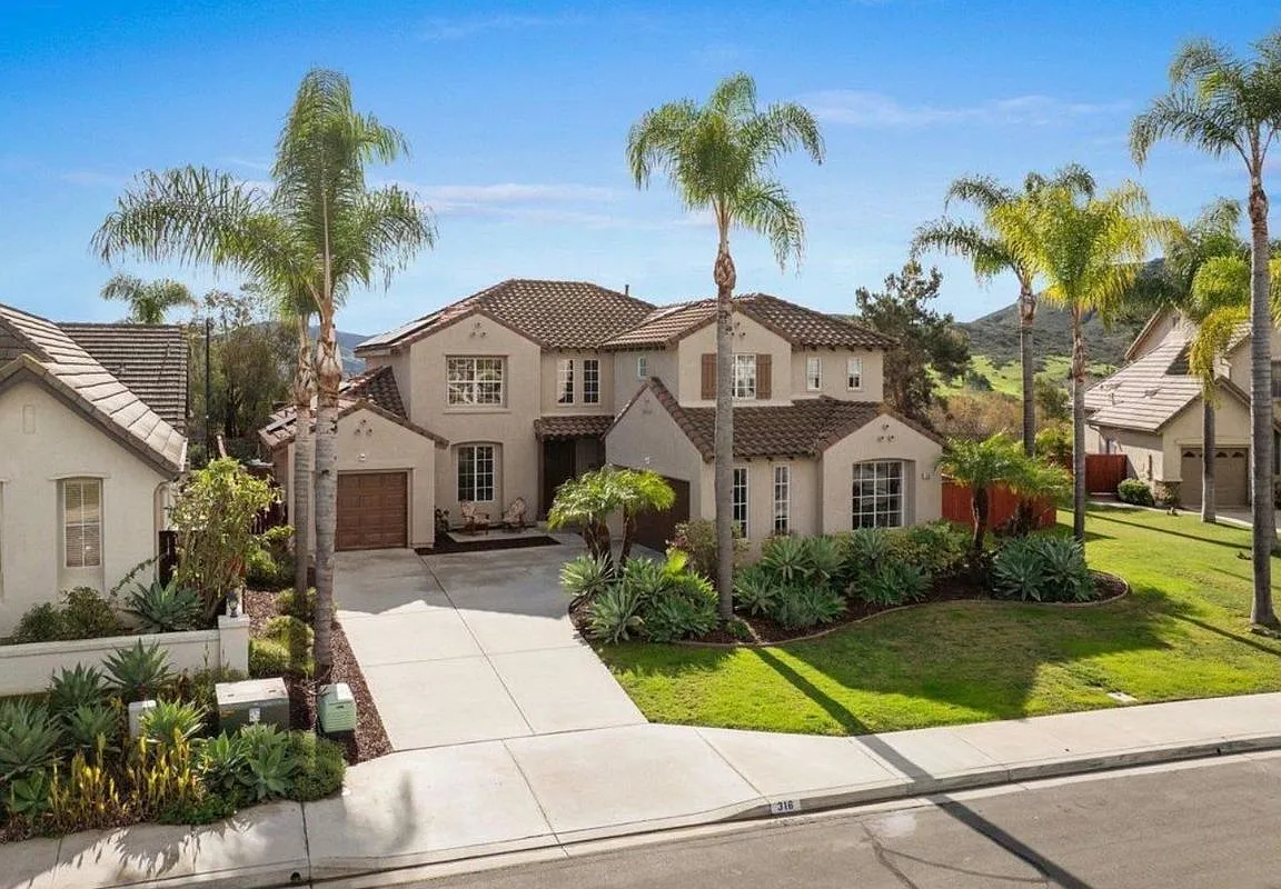 5 bed, 3.0 bath, 3209 sqft, $7,995 — Photo 2