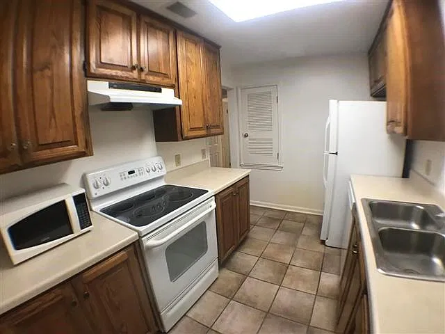 2 bed, 1.0 bath, 910 sqft, $2,200 — Photo 2