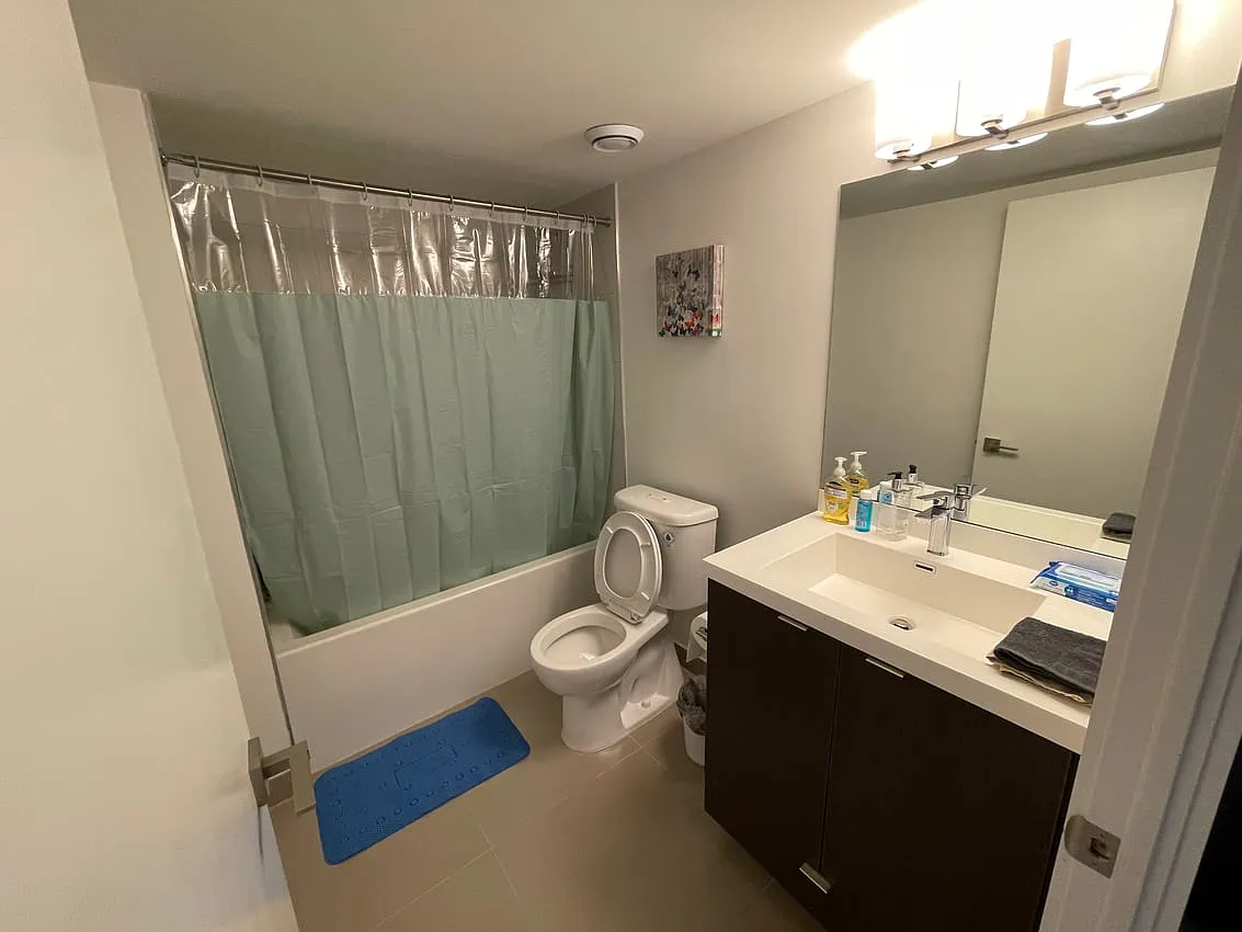 Flex Room with Balcony - McGill Street & Church Street — Photo 4