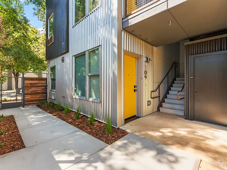 1221 C St — Photo 33