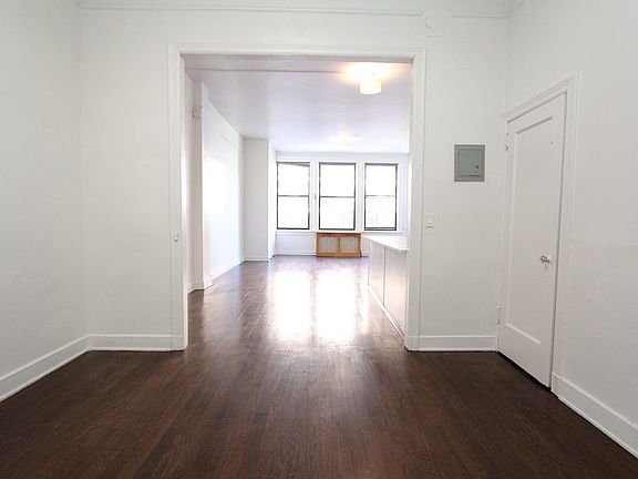 3rd image of 54 W 74th St APT 303