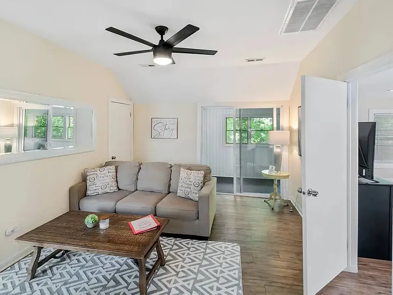 225 W Park Ave — Photo 2