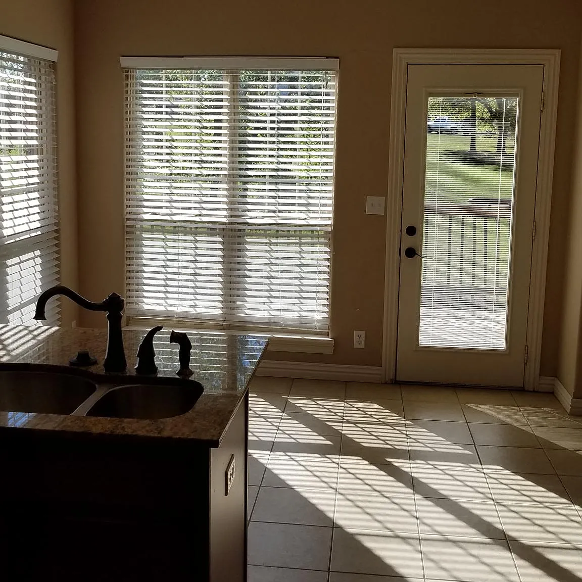 5 bed, 2.5 bath, 2568 sqft, $2,600 — Photo 3