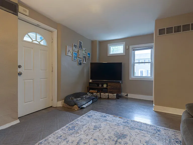 957 W 6th St — Photo 5