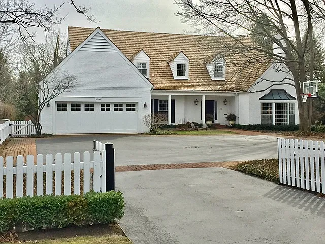 1090 Westmoor Rd photo 1