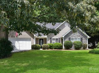 408 Crested View Dr, Loganville, GA 30052