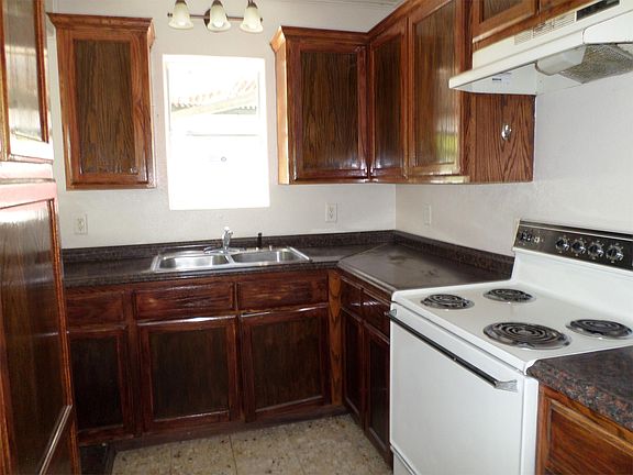 Kitchen includes stove/oven and refrigerator
