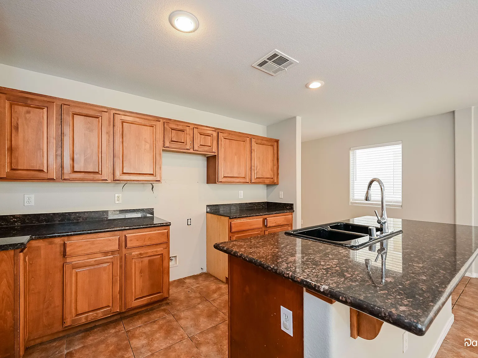 3 bed, 3.0 bath, 1615 sqft, $2,335 — Photo 4