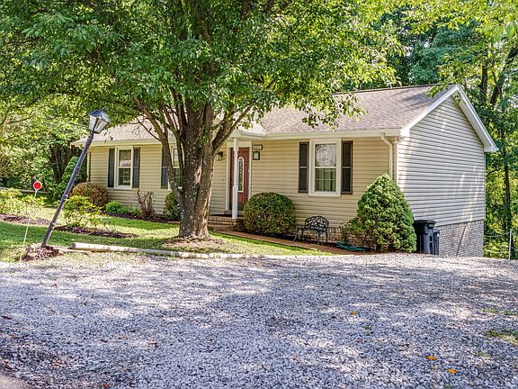 3rd image of 111 Sunnyhill Trl