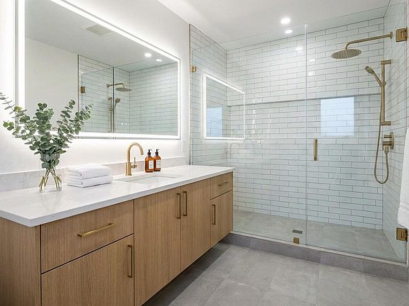 4th image of 917 Sterling Street E