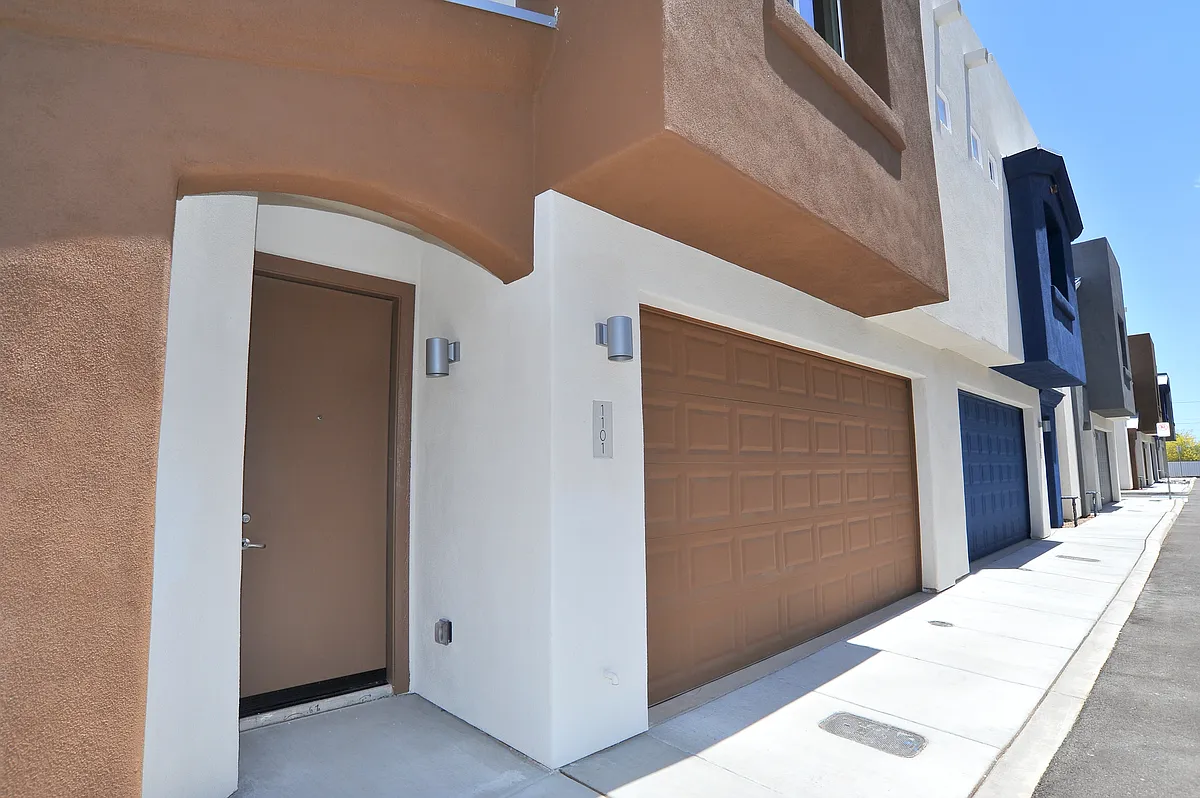 Building Photo - 1218 E Blacklidge Dr